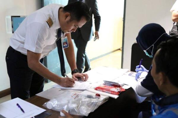 Tes penyalahgunaan narkotika terhadap personel penerbangan di Bandara Soekarno-Hatta, Tangerang, Banten, Sabtu (1/8/2026). Foto: hubud/katakini 