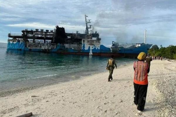 Kapal Motor Penumpang (KMP) Mutiara Sentosa 2 terbakar di perairan Kabupaten Sumenep, Jawa Timur, Minggu (2/8/2026) pagi (Foto: Anadolu) 