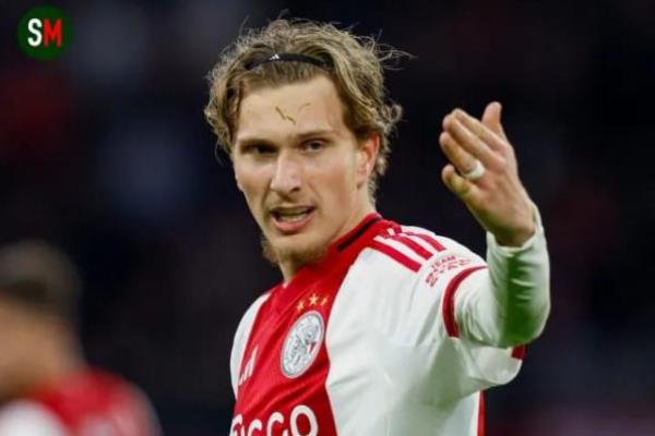 Winger muda Ajax, Mika Godts yang dikabarkan akan menjadi pengganti Bradley Barcola jika ia hengkang dari Paris Saint-Germain (Foto: Sports Mole) 
