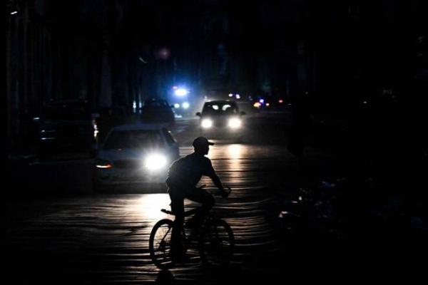 Seorang pria mengendarai sepedanya di jalanan saat terjadi pemadaman listrik di Havana pada 1 Agustus 2026 (Foto: AFP) 