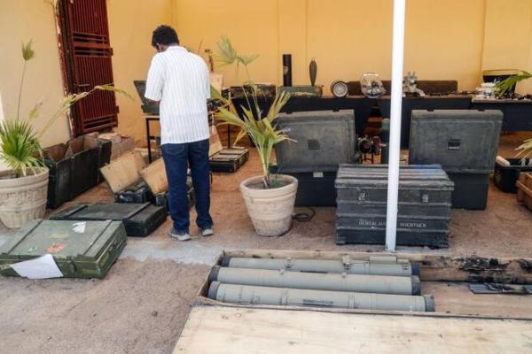 Seorang jurnalis melihat senjata-senjata yang dilaporkan disita oleh tentara Sudan, yang menurut mereka dipasok ke Pasukan Pendukung Cepat (RSF) oleh negara-negara asing, selama pameran media di Khartoum, 16 Juli 2026 (Foto: AFP) 