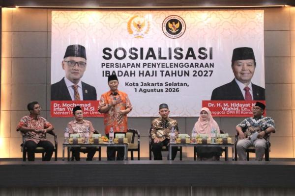 Wakil Ketua MPR RI sekaligus Anggota Komisi VIII DPR RI Hidayat Nur Wahid (HNW) dalam kegiatan Sosialisasi Penyelenggaraan Ibadah Haji di Jakarta Selatan, yang turut dihadiri Anggota DPRD DKI Jakarta Zahrina Nurbaiti dan Plt. Kabid Penyelenggaraan Haji dan Umrah Kanwil Kementerian Agama DKI Jakarta Agus Husein (Foto: Humas MPR) 