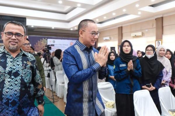Wakil Ketua MPR RI dari Fraksi PAN, Eddy Soeparno menjadi pembicara dalam kegiatan MPR Goes to Campus ke-51 di Universitas Ibnu Khaldun (UIKA) Bogor (Foto: MPR) 