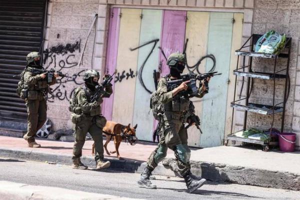 Pasukan keamanan Israel berpatroli di sepanjang jalan selama penggerebekan militer di kamp pengungsi Qalandia, selatan Ramallah di Tepi Barat yang diduduki Israel, pada 5 Agustus 2026 (Foto: AFP) 
