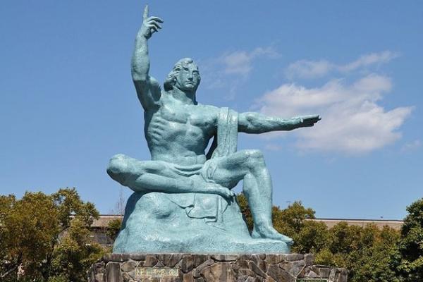 Patung Perdamaian di Nagasaki (Foto: Japan Guide) 