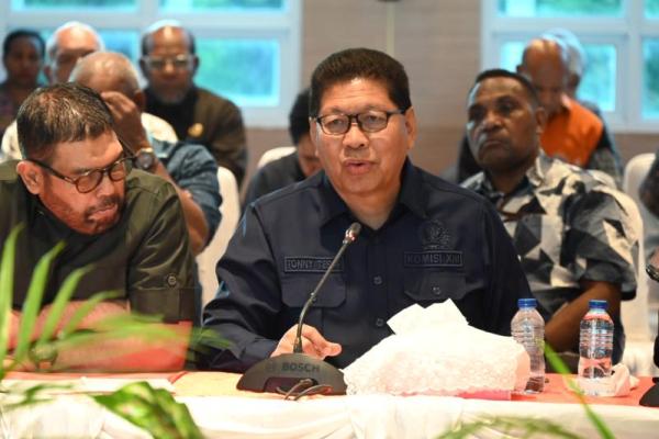 Anggota Badan Legislasi (Baleg) DPR RI Tonny Tesar mengikuti Kunjungan Kerja Baleg DPR RI dalam rangka penyusunan RUU Masyarakat Adat di Jayapura, Provinsi Papua (Foto: DPR) 