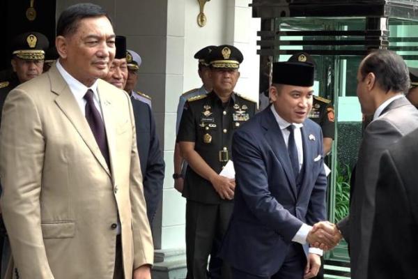 Menteri Pertahanan RI Jenderal TNI (Purn.) Sjafrie Sjamsoeddin (kiri) dan Norman Joesoef (bersalaman/kanan). Foto: dok. katakini 