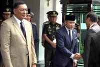 Menteri Pertahanan RI Jenderal TNI (Purn.) Sjafrie Sjamsoeddin (kiri) dan Norman Joesoef (bersalaman/kanan). Foto: dok. katakini