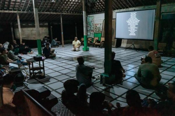 Suasana pemutaran film Roots dan Diskusi di Langgar Aksara Nusantara Depok (Foto: Ist) 