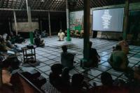 Suasana pemutaran film Roots dan Diskusi di Langgar Aksara Nusantara Depok (Foto: Ist)