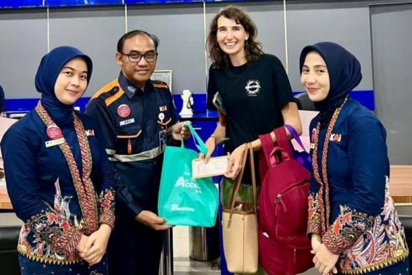 Salah seorang wisatawan mancanegara (wisman) menerima cindera mata dari PT Kereta Api Indonesia (Persero) Divisi Regional III Palembang , Sumatera Selatan. Foto: kai/katakini 