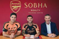 Bruno Guimaraes (tengah), yang resmi bergabung dengan Arsenal (Foto: arsenal.com)