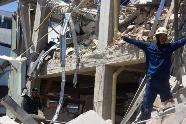 Tim pencarian dan penyelamatan korban bencana gempa bumi di wilayah barat Kolombia (Foto: Anadolu) 
