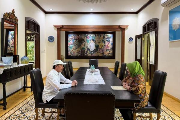 Pelaksana Tugas (Plt) Sekretaris Jenderal MPR, Siti Fauziah bertemu dengan Presiden RI ke-7, Joko Widodo (Jokowi) di kediamannya yang berlokasi di Sumber, Banjarsari, Solo, Jawa Tengah, pada Rabu (12/8/2026) (Foto: Humas MPR) 