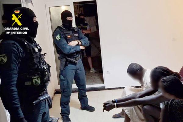 Petugas Garda Sipil saat operasi polisi untuk membongkar jaringan yang terlibat dalam perekrutan gadis-gadis asing di bawah umur tanpa pendamping yang tinggal di pusat-pusat penerimaan, yang beroperasi terutama dari pulau Gran Canaria. (Foto: AFP) 