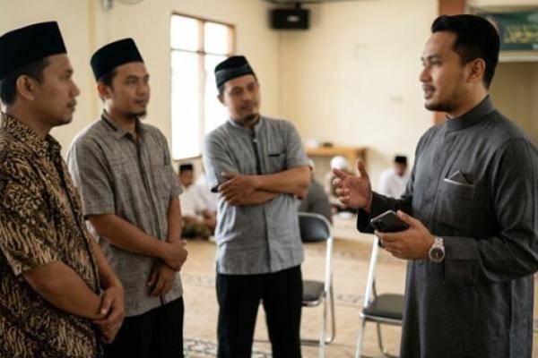 Ilustrasi foto menyimak ucapan orang kaya 