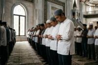 Ilustrasi foto shalat sebagai penenang hati
