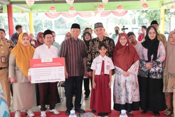 Wakil Ketua MPR RI sekaligus Anggota Komisi VIII DPR RI Hidayat Nur Wahid (HNW) saat menghadiri penyaluran bantuan Atensi di Kecamatan Tanah Abang, Jakarta Pusat, Rabu (12/8), dan sebelumnya di Pesanggrahan Jakarta Selatan, Selasa(11/8) (Foto:Humas MPR) 
