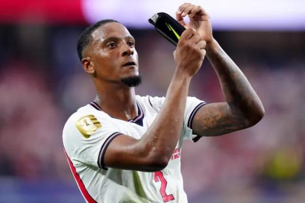 Bek Aston Villa, Ezri Konsa (Foto: Sports Mole) 