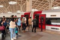 Sejumlah calon penumpang kereta cepat atau Whoosh siap boarding. Foto: kcic/katakini