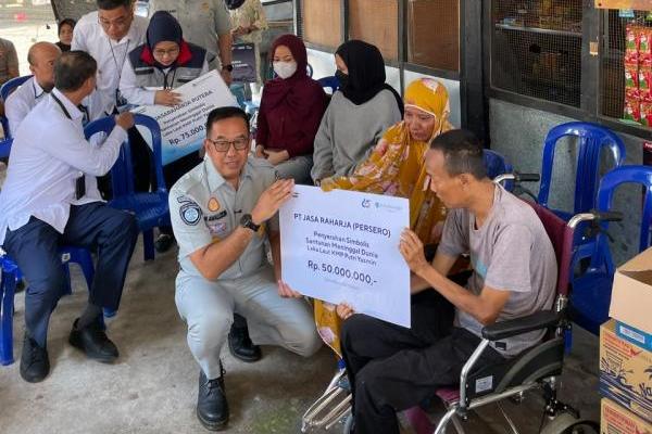 Direktur Utama PT Jasa Raharja (Persero) M. Awaluddin menyerahkan santunan kepada Agus Wahyu (46), ayah dari almarhumah Indah Dwi Septiani (20) yang menjadi korban meninggal dunia. Foto: hubla/katakini 