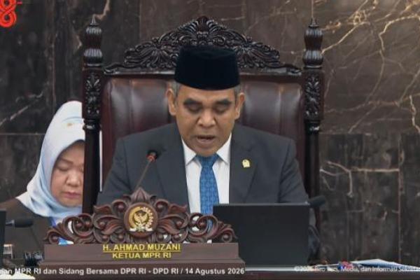 Ketua MPR RI Ahmad Muzani saat membuka Sidang Tahunan MPR RI di Ruang Sidang Paripurna, Kompleks Parlemen, Jumat (14/8)  