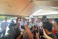 Direktur Utama PT.  Jasa Raharja Muhammad Awaluddin menjelaskan proses penyerahan santunan asuransi Jasa Raharja untuk para korban kebakaran KMP Putri Yasmin. Foto: hubla/kata