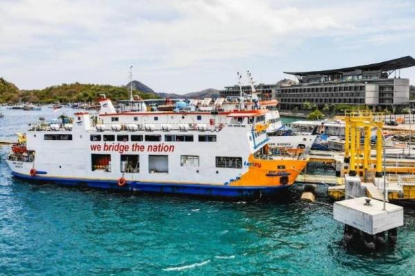 Kapal penyeberangan KMP Cucut bersandar di pelabuhan Nusa Tenggara Timur (NTT). Foto: asdp/katakini 