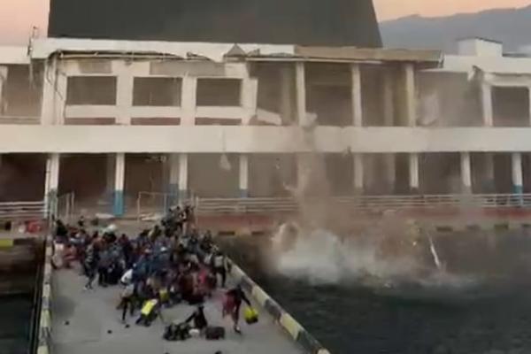 Kondisi gedung embarkasi dan debarkasi Pelabuhan Laurentius Say, Maumere, Nusa Tenggara Timur (NTT), akibat gempa magnitudo 7,7, Sabtu pagi (15/8/2026). Foto: tangkapan layar 