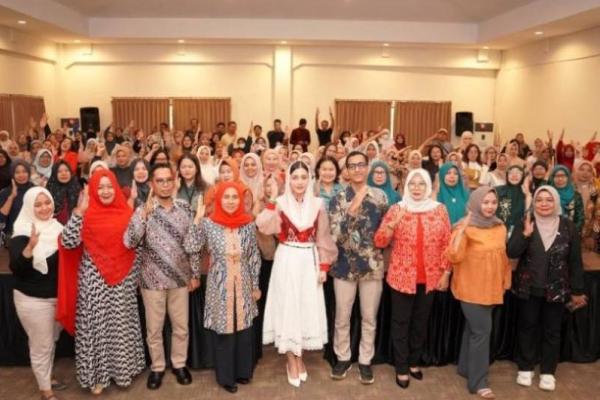 Anggota Komisi VII DPR RI, Novita Hardini bersama para pengusaha UMKM Kabupaten Trenggalek, Jawa Timur. Foto: dpr/katakini 