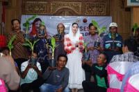 Anggota DPR RI Komisi VII Fraksi PDI Perjuangan, Novita Hardini, membagikan bibit pohon pisang Cavendish ke masyarakat Desa Bringinan, Kecamatan Jambon, Kabupaten Ponorogo, Jawa Timur, Sabtu (15/8/2026). Foto: dpr/katakini 