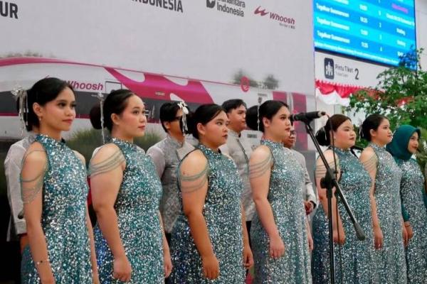 Telkom University Choir tampil di Waiting Hall dan peron Stasiun Halim, Jakarta dengan membawakan sejumlah lagu nasional dan daerah. Foto: kcic/katakini 