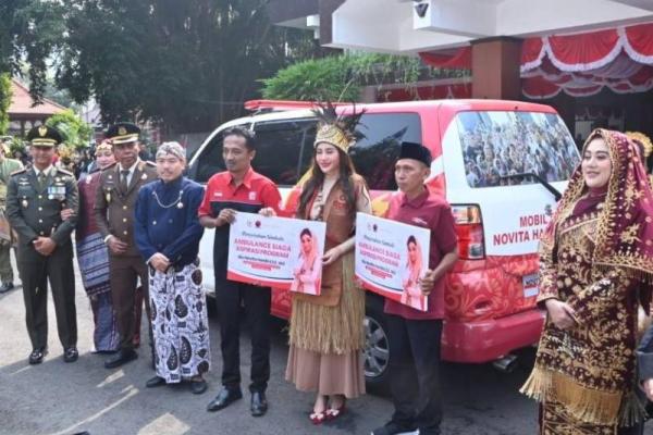 Penyerahan ambulan gratis di Kabupaten Trenggalek, Jawa Timur. Foto: dpr/katakini 