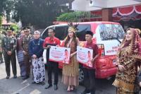 Peringatan HUT ke-81 RI, Novita Hardini Serahkan Dua Ambulans Gratis