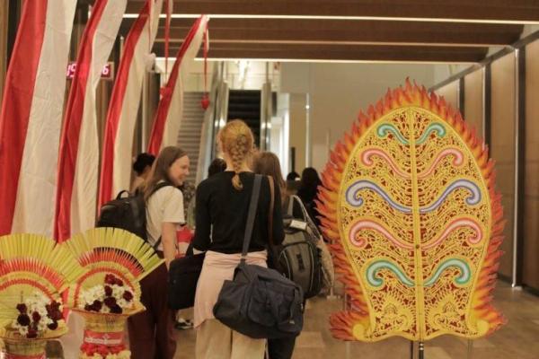 Jembatan transfer penumpang antara terminal internasional dan domestik Bandara I Gusti Ngurah Rai Bali. Foto: injourneyairports/katakini.com 