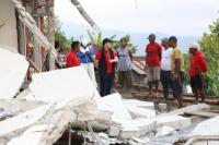 Anggota DPR RI Stevano Rizki Adranacus saat mengunjungi korban gempa di Nusa Tenggara Timur (NTT). Foto: dpr