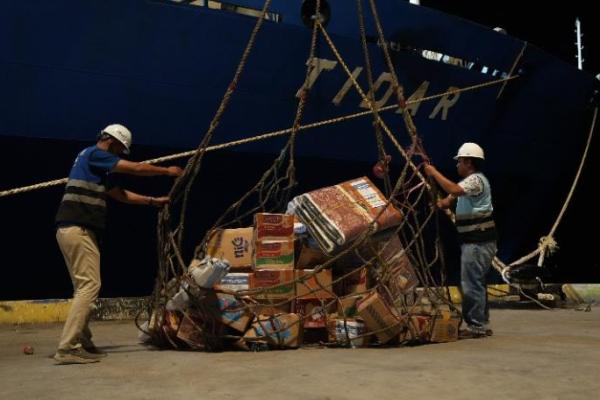 Bantuan kemanusiaan untuk korban gempa NTT yang diangkut KM Tidar. Foto: pelni/katakini 