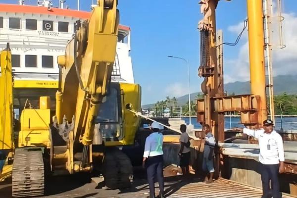 Kapal penyeberangan KMP Ile Ape mengangkut kendaraan berat untuk pemulihan pascagempa NTT. Foto: asdp/katakini 
