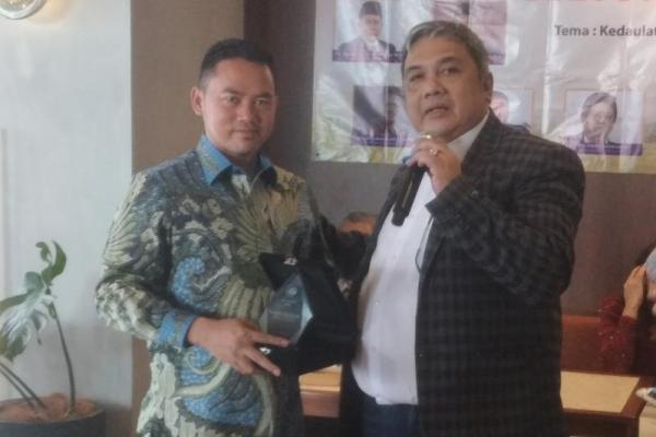 Pendiri Swarna Dwipa Institute (SDI) Frans Immanuel Saragih (kanan) memberikan penghargaan kepada CEO Sinpo Group DR. Ariawan, S.AP., M.H., M.A., sebagai Tokoh Muda Jurnalistik Kreatif, Sabtu (21/8/2026). Foto: jurnas 