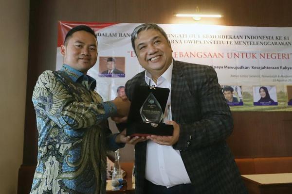 Pendiri Swarna Dwipa Institute (SDI) Frans Immanuel Saragih (kiri) menyerahkan penghargaan kepada DR. Ariawan, SAP., M.H., M.A., sebagai Tokoh Muda Jurnalistik Kreatif di Jakarta, Sabtu (22/8/2026). Foto: kwp/katakini 