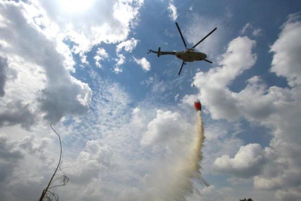 Ilustrasi pesawat pemadam kebakaran (water bombing) kebakaran hutan dan lahan (Karhutla). Foto: antara 
