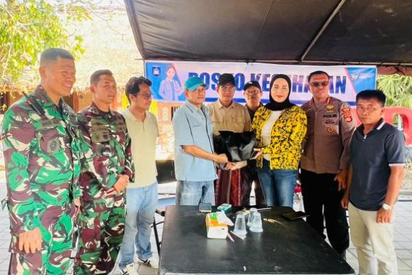 akil Ketua DPR RI Sari Yuliati saat mengunjungi Posko Kesehatan korban kebakaran Desa Adat Sade, Lombok Tengah, Nusa Tenggara Barat, Minggu (23/8/2026). Foto: dpr 