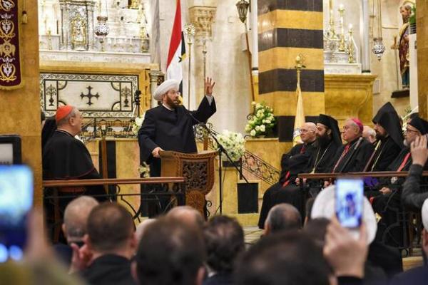 Ahmad Badreddin Hassoun (C), Mufti Agung Suriah, menyampaikan pidato saat pembukaan kembali Gereja Katolik Armenia Bunda Penolong di distrik Telal di kota tua Aleppo di Suriah utara pada 7 Desember 2019. (Foto: AFP) 