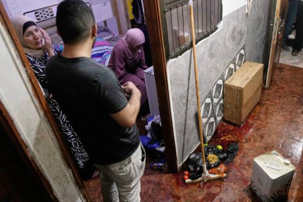 Darah terlihat di lantai di dalam rumah Fathi Khazem setelah ia ditembak oleh pasukan Israel selama penggerebekan dan kemudian meninggal karena luka-lukanya, di Jenin, Tepi Barat, Jumat, 21 Agustus 2026. (Foto: AP) 