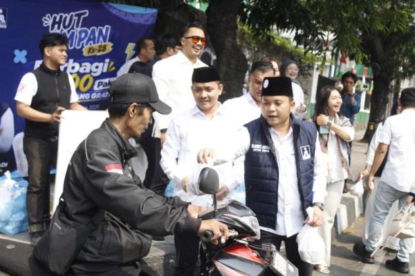 Ketua Umum Barisan Muda Partai Amanat Nasional (BM PAN) Slamet Ariyadi membagikan makan siang gratis kepada masyarakat di momen acara HUT ke-18 DPP BM PAN di Jakarta, Minggu (23/8/2026). Foto: dok. katakini 