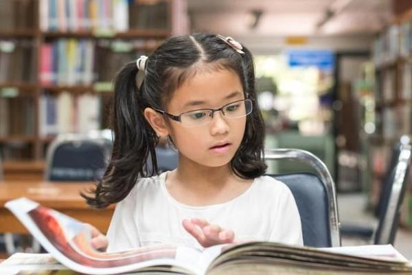 Ilustrasi - anak kecil sedang membaca buku (Foto: Getty Images/iStokcphoto) 