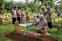 Ilustrasi foto tabur bunga di kuburan