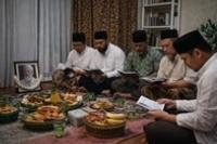 Ilustrasi acara tahlilan keluarga mayit