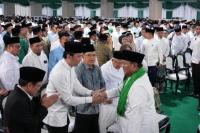 Wakil Ketua MPR Edhie Baskoro Yudhoyono atau Ibas bersalaman dengan Presiden Prabowo Subianto saat menghadiri Muktamar ke-35 Nahdlatul Ulama (NU) di Pondok Pesantren Bahrul Ulum, Tambakberas, Jombang (Foto: Humas MPR)