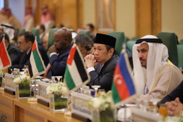 Wakil Menteri Luar Negeri RI Muhammad Anis Matta (kedua dari kanan) dalam Konferensi Tingkat Menteri (KTM) Luar Biasa Organisasi Kerja Sama Islam (OKI) di Jeddah, Arab Saudi, Kamis (27/8/2026). Foto: gelora/katakini 